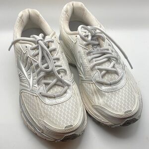 Brooks Women's White Athletic Shoes size 8
727